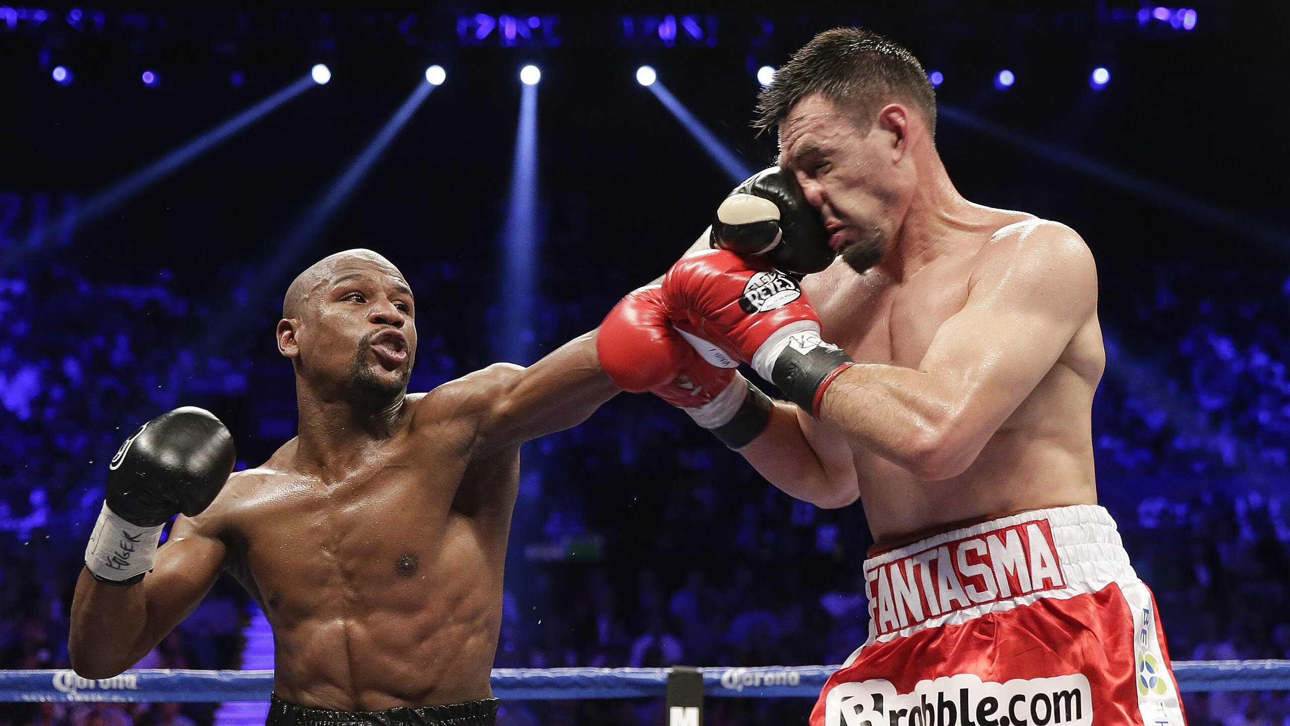 火爆足球场上的对决,紧张刺激之余还有谁能胜出?,足球场上的冲突视频